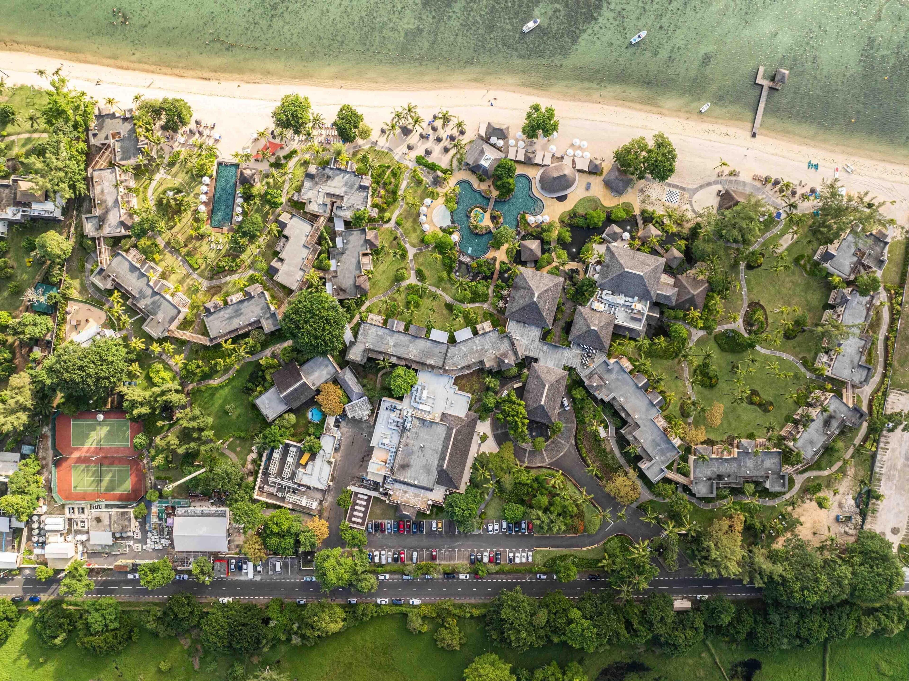 Privatstrand, weißer Sandstrand, Liegestühle, Sonnenschirme