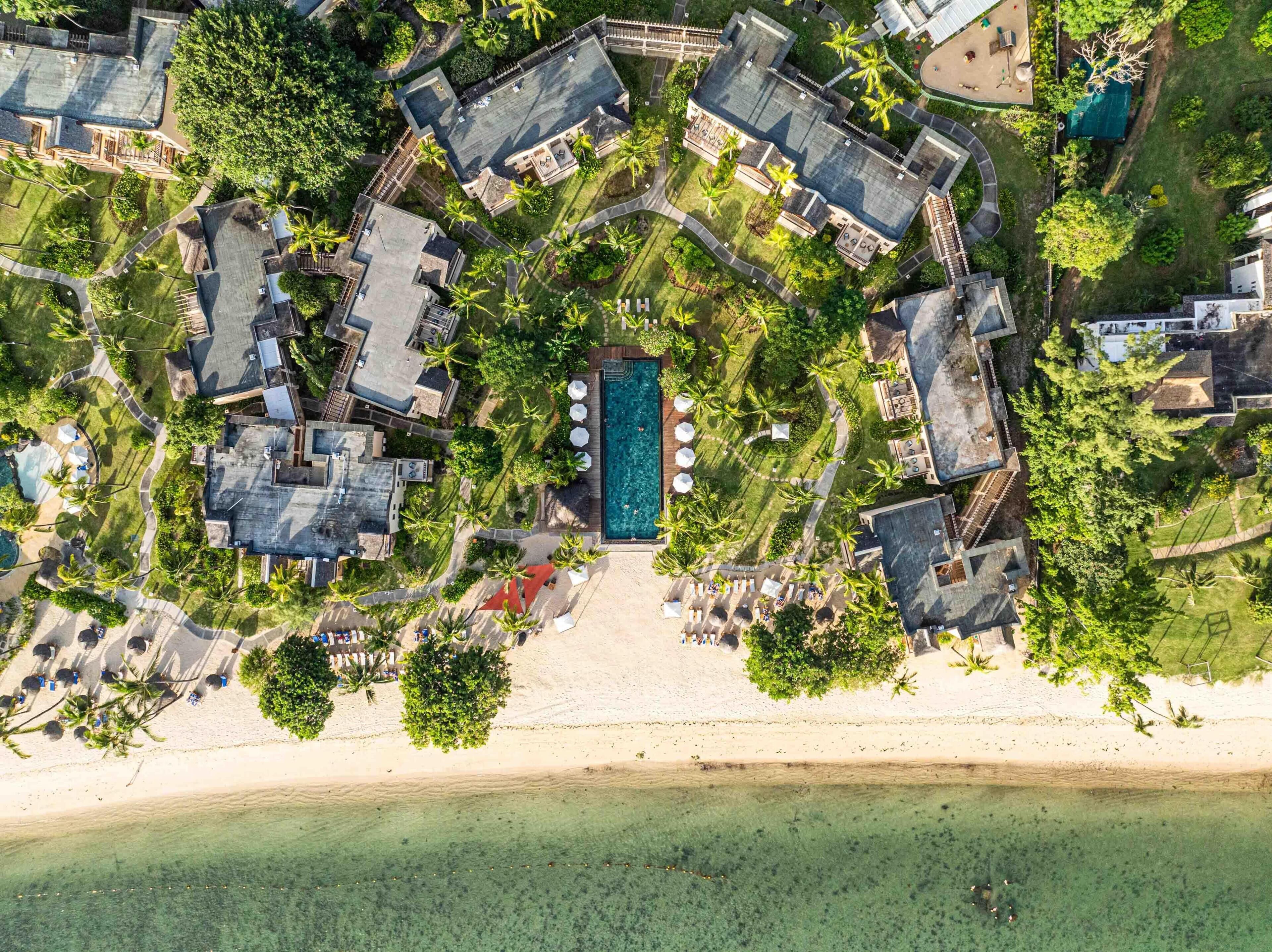 Plage privée, sable blanc, chaises longues, parasols