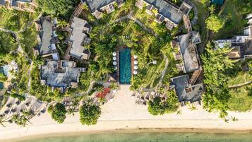 Plage privée, sable blanc, chaises longues, parasols