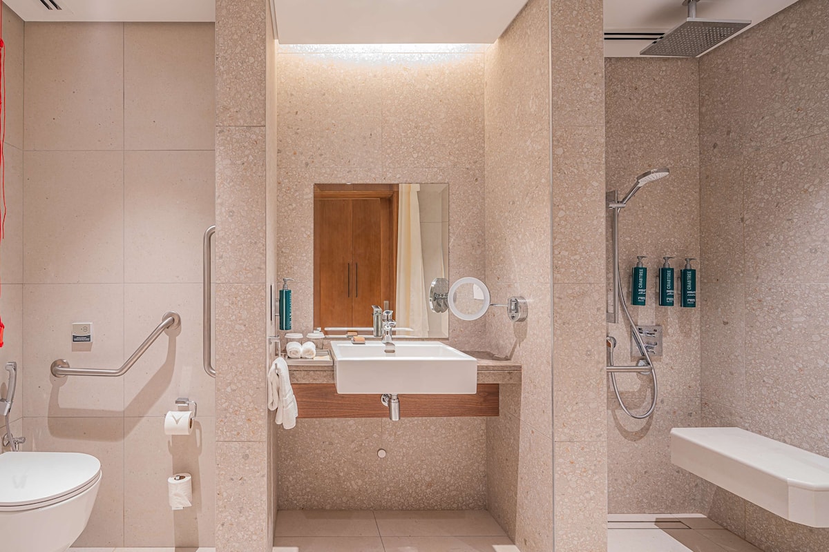 Quarto luxo, 1 cama King | Banheiro | Banheira e chuveiro separados, produtos de toalete grátis