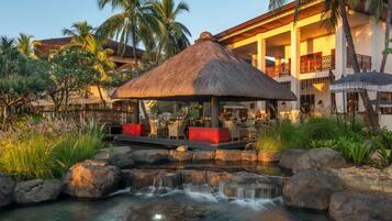 4 restaurants, breakfast, lunch, dinner served; international cuisine