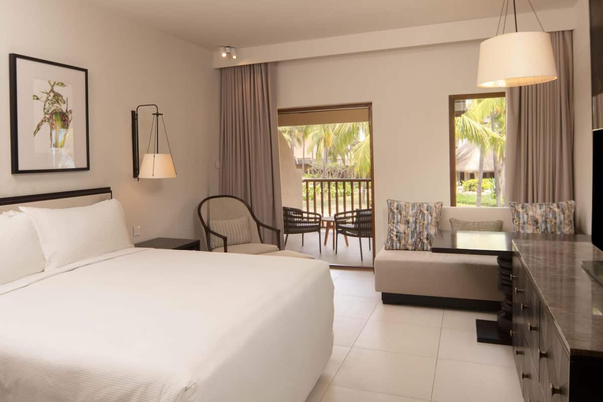 Grand-huone, 1 suuri parisänky (Deluxe) | Minibaari, tallelokero huoneessa, työpöytä