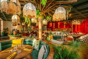 4 من المطاعم، حيث تُقدم وجبات الإفطار، الغداء، العشاء، الأطباق العالمية