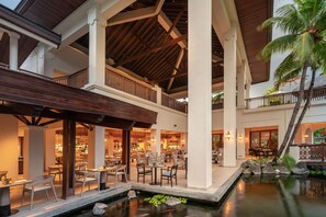 4 restaurantes, se sirven desayunos, comidas y cocina internacional