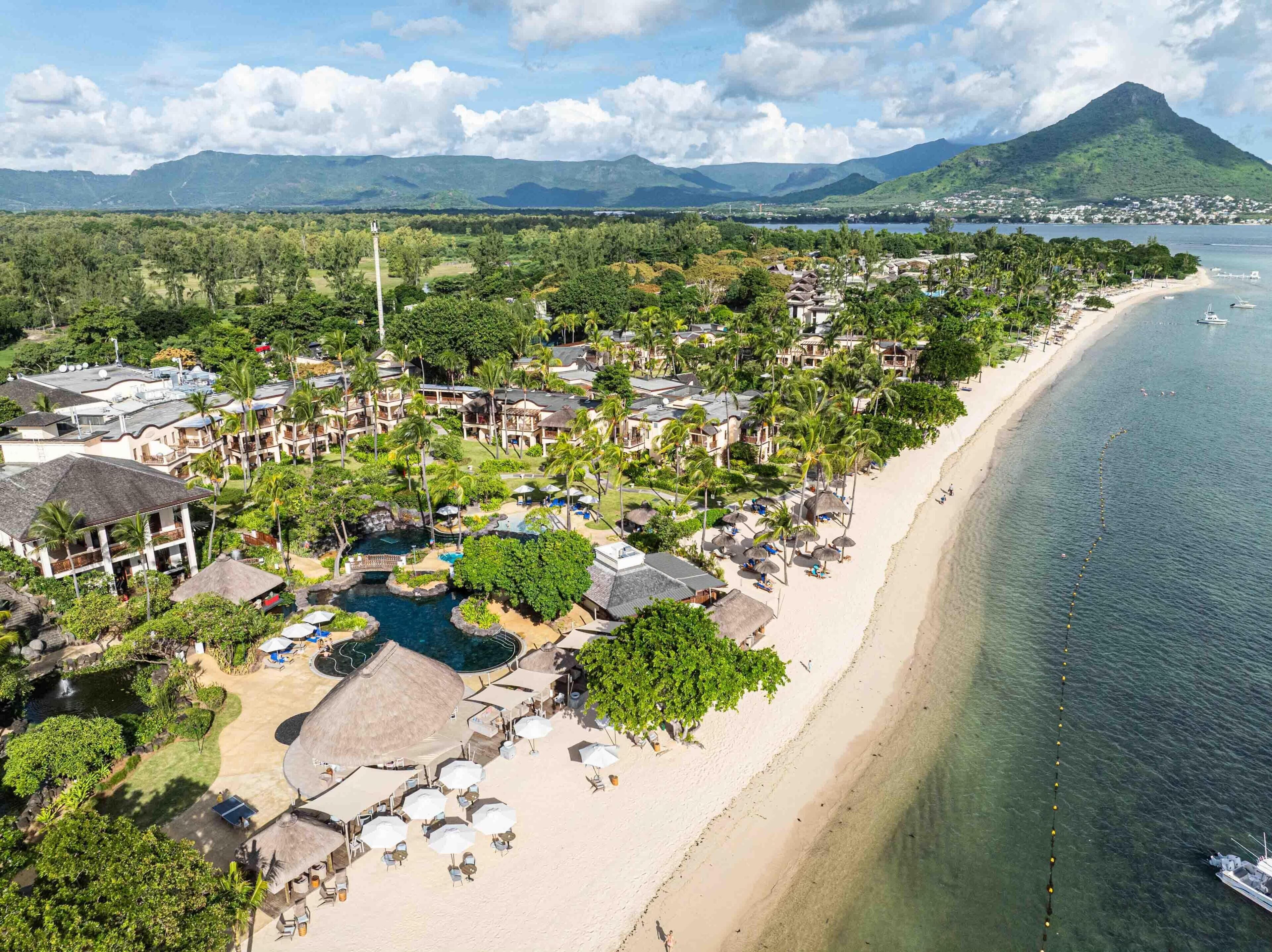 Plage privée, sable blanc, chaises longues, parasols