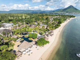Playa privada, arena blanca, sillas reclinables de playa, sombrillas