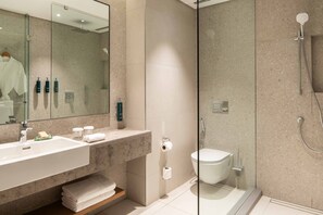 Bañera y ducha independientes, artículos de tocador gratuitos