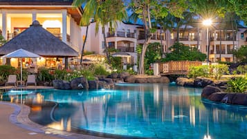 2 ulkouima-allasta, aurinkovarjoja, aurinkotuoleja