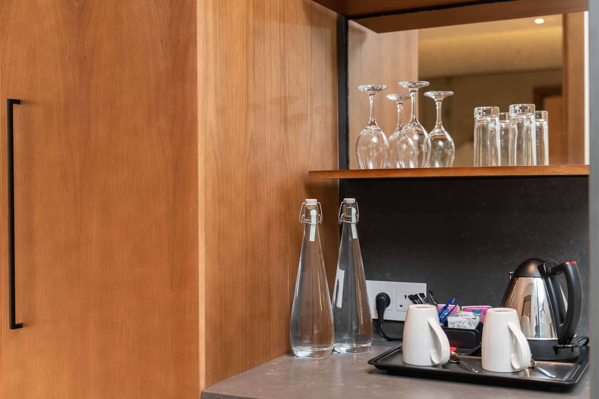 1 quarto, frigobar, cofres nos quartos, escrivaninha