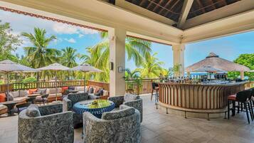 3 bares/lounges, 2 bares ao lado da piscina, bar na praia