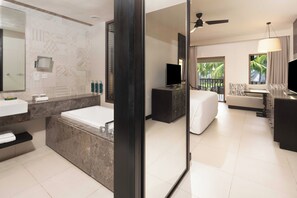 Minibar, caja de seguridad en la habitación y escritorio 