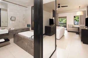 Minibar, caja de seguridad en la habitación y escritorio 