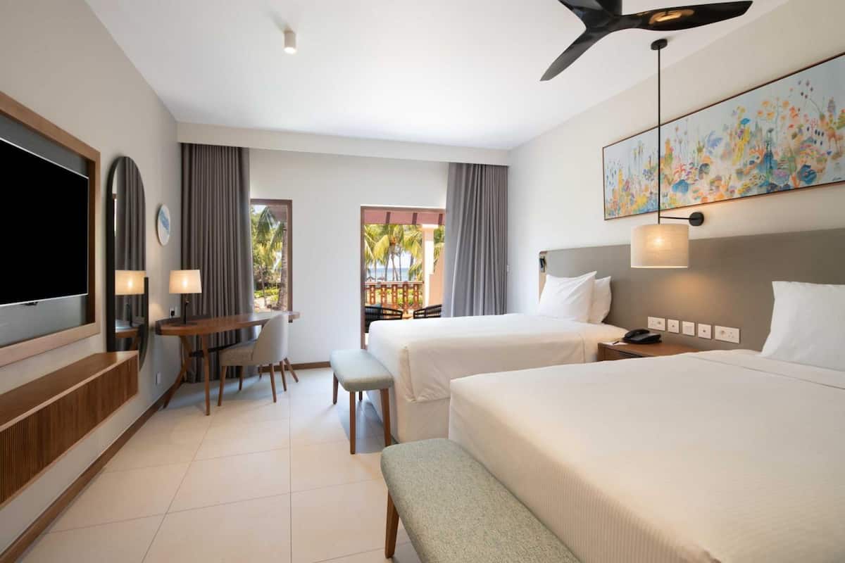 1 quarto, frigobar, cofres nos quartos, escrivaninha