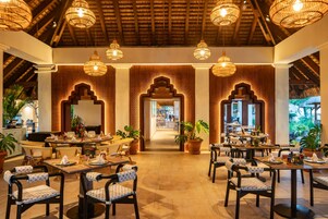 4 restaurantes; se sirve desayuno, almuerzo y cena