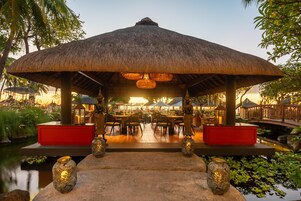 4 restaurantes; se sirve desayuno, almuerzo y cena