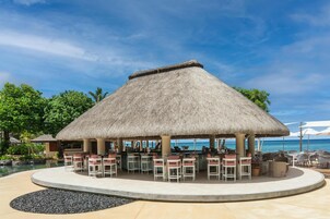 3 bares, 2 bares junto a la piscina, bar en la playa
