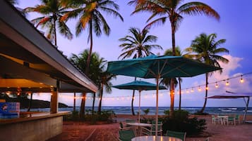 Bar en bord de piscine