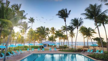 Una piscina al aire libre, tumbonas