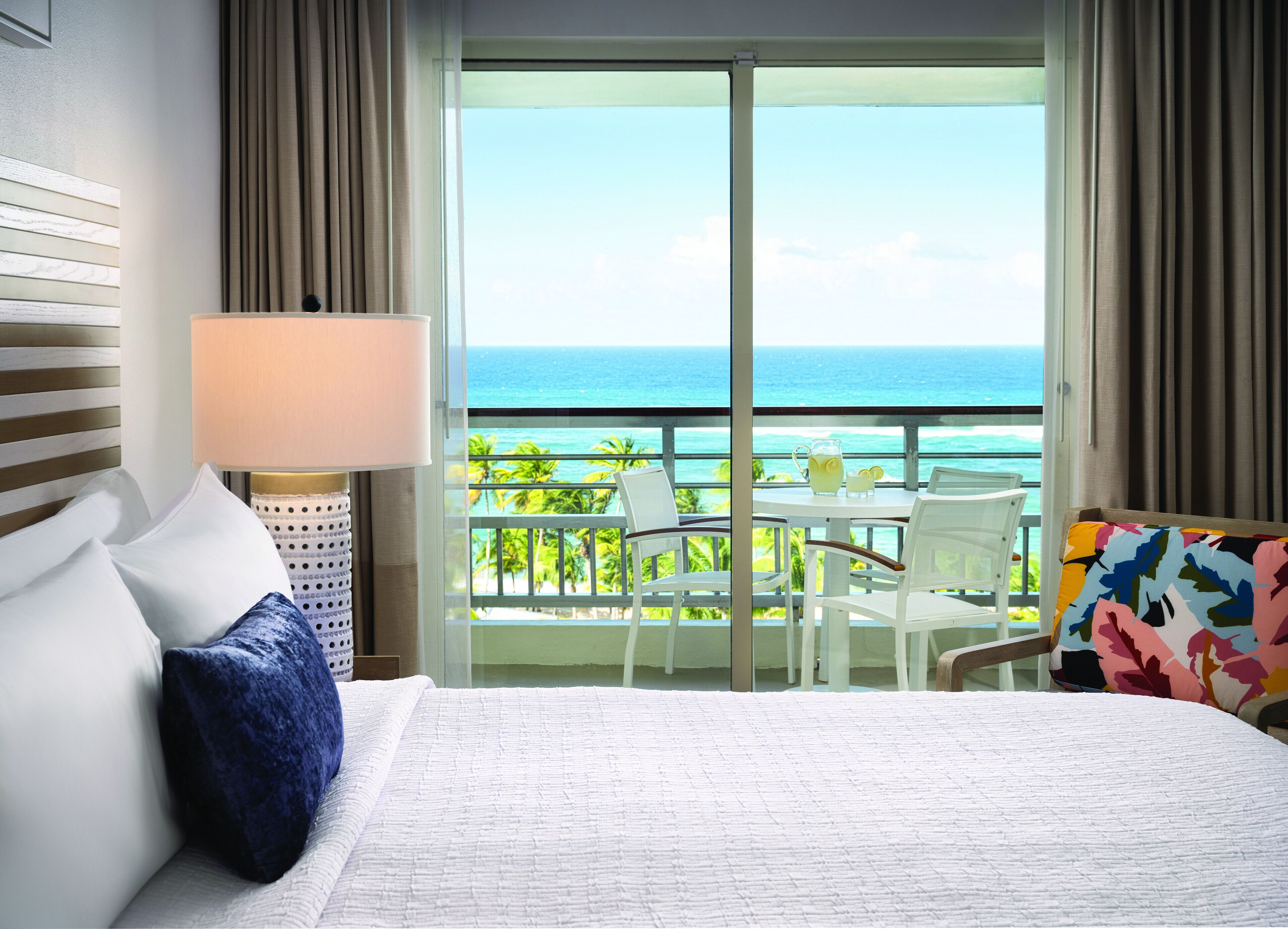 고급 침구, 필로우탑 침대, 객실 내 금고, 암막 커튼