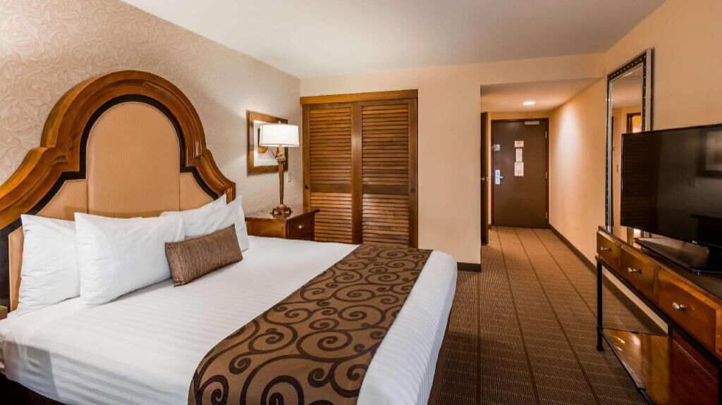 Premium bedding, pillowtop beds, in-room safe, desk