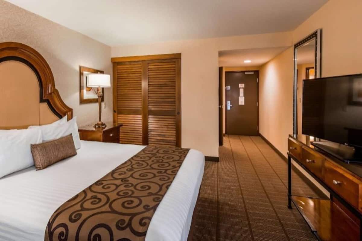 Premium bedding, pillowtop beds, in-room safe, desk