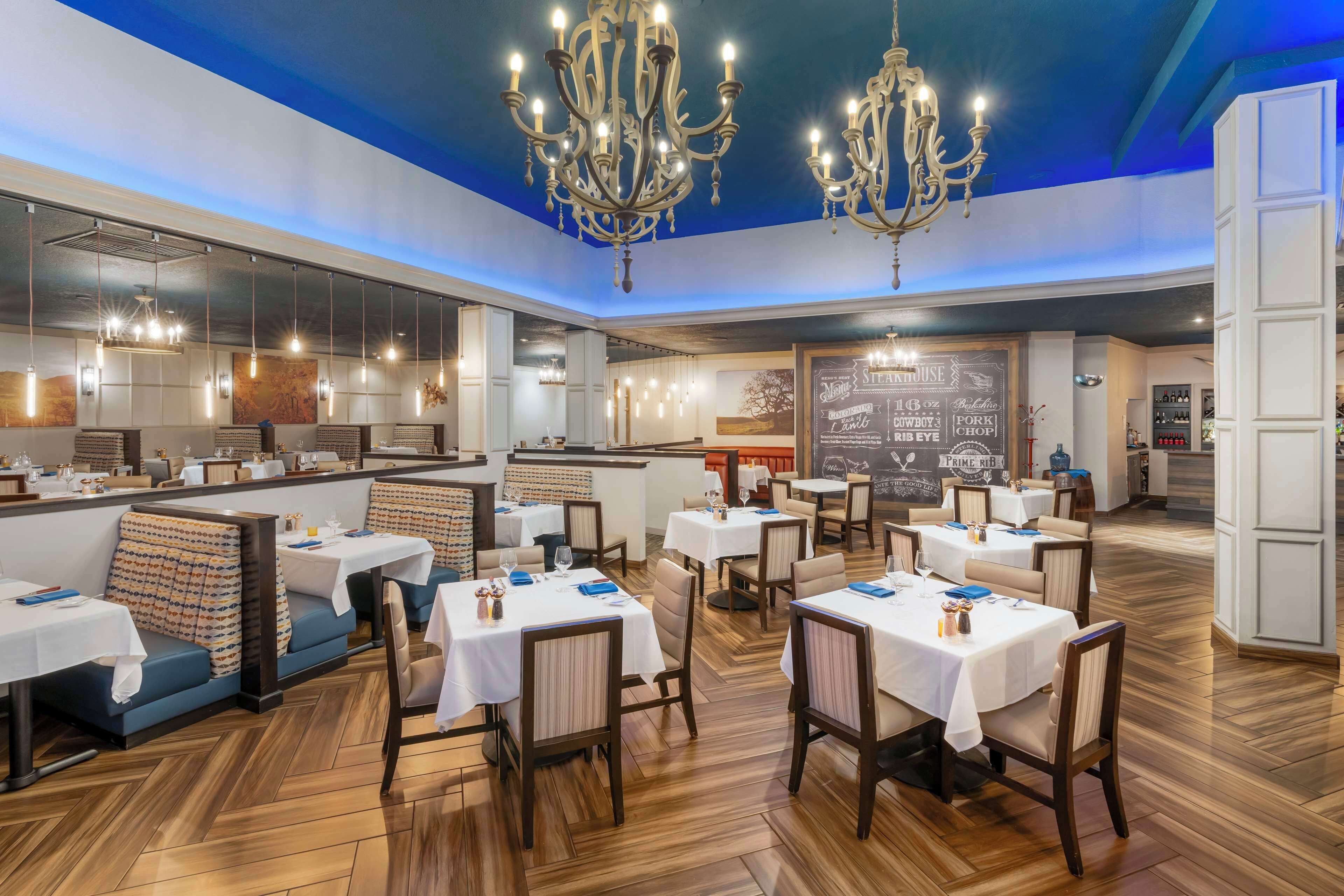 3 restaurants, breakfast, lunch, dinner served; seafood