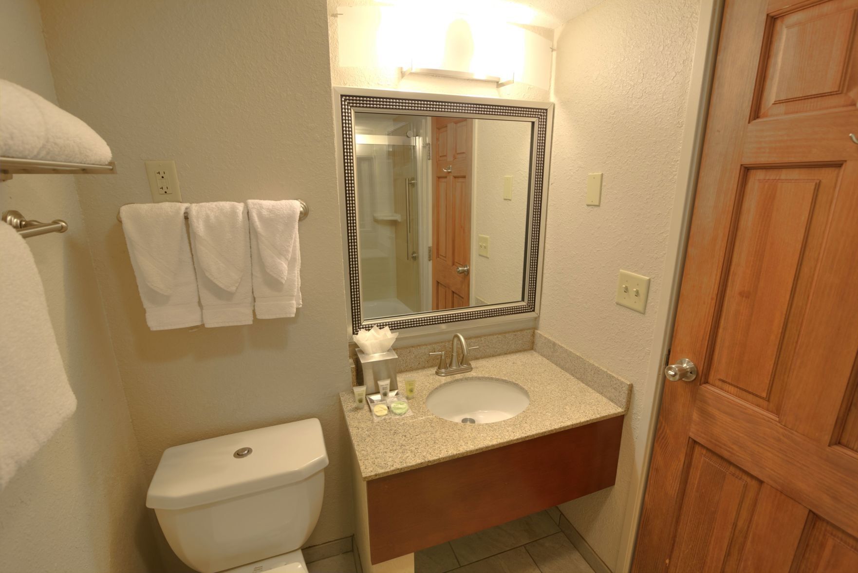 Bathroom | Combined shower/tub, free toiletries, hair dryer, towels