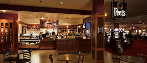 3 restaurants, breakfast, lunch, dinner served; seafood