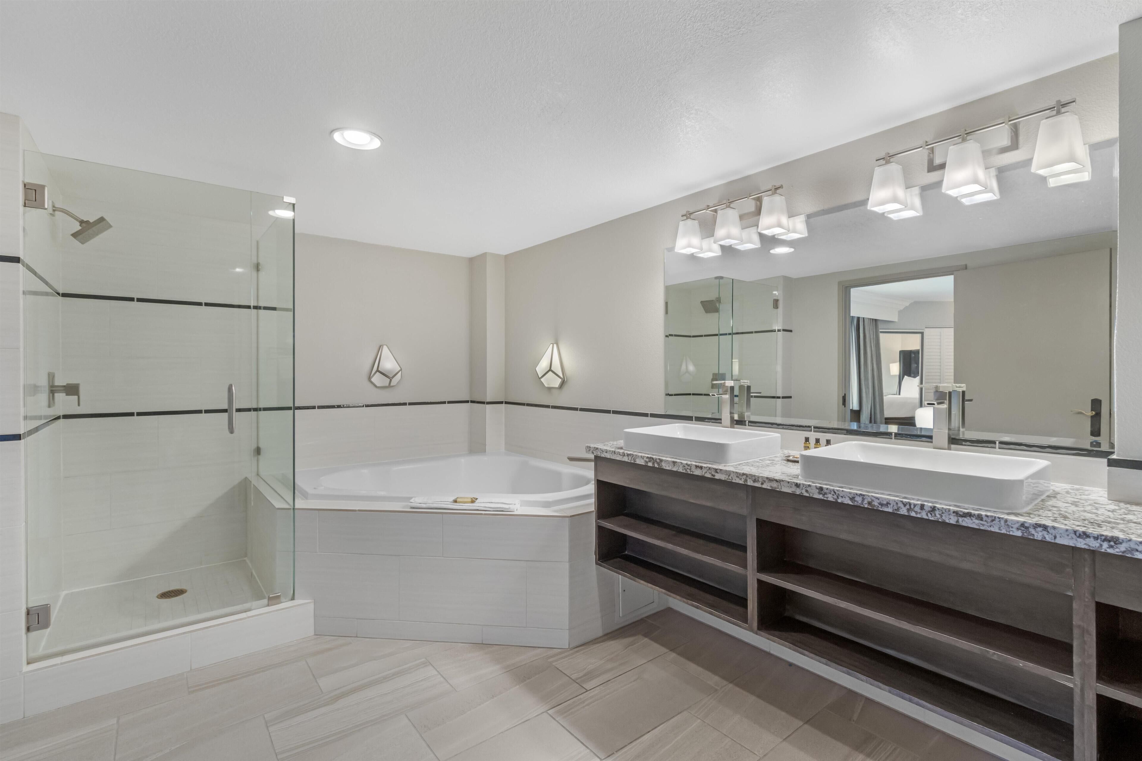 Suite, 1 très grand lit, non-fumeurs, balcon | Salle de bain | Ensemble douche/baignoire, articles de toilette gratuits, sèche-cheveux