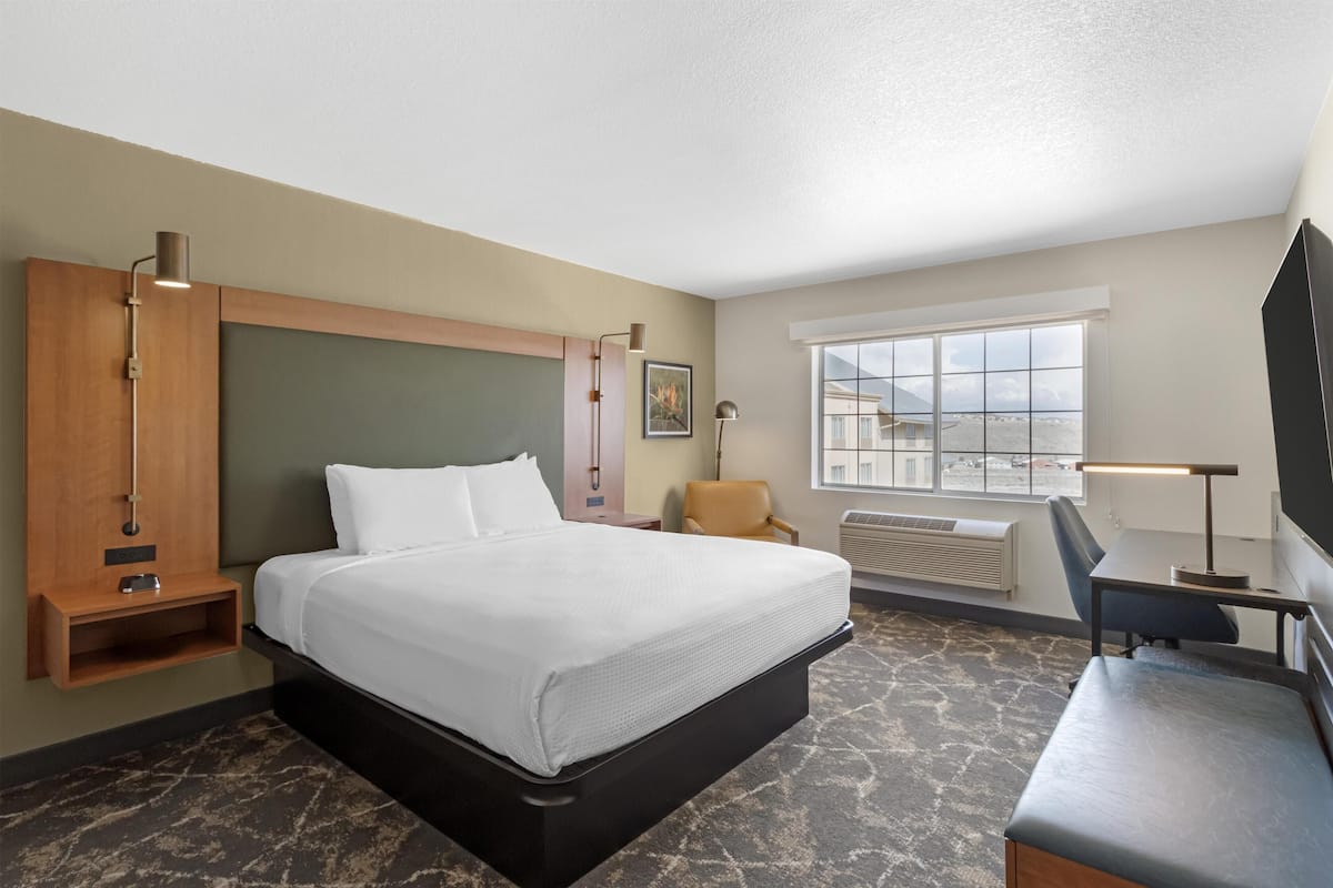 Standard Room, 1 King Bed, Non Smoking, Refrigerator | Premium bedding, pillowtop beds, in-room safe, desk