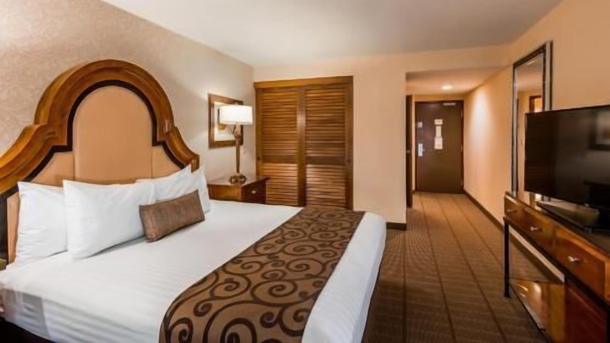 Premium bedding, pillowtop beds, in-room safe, desk