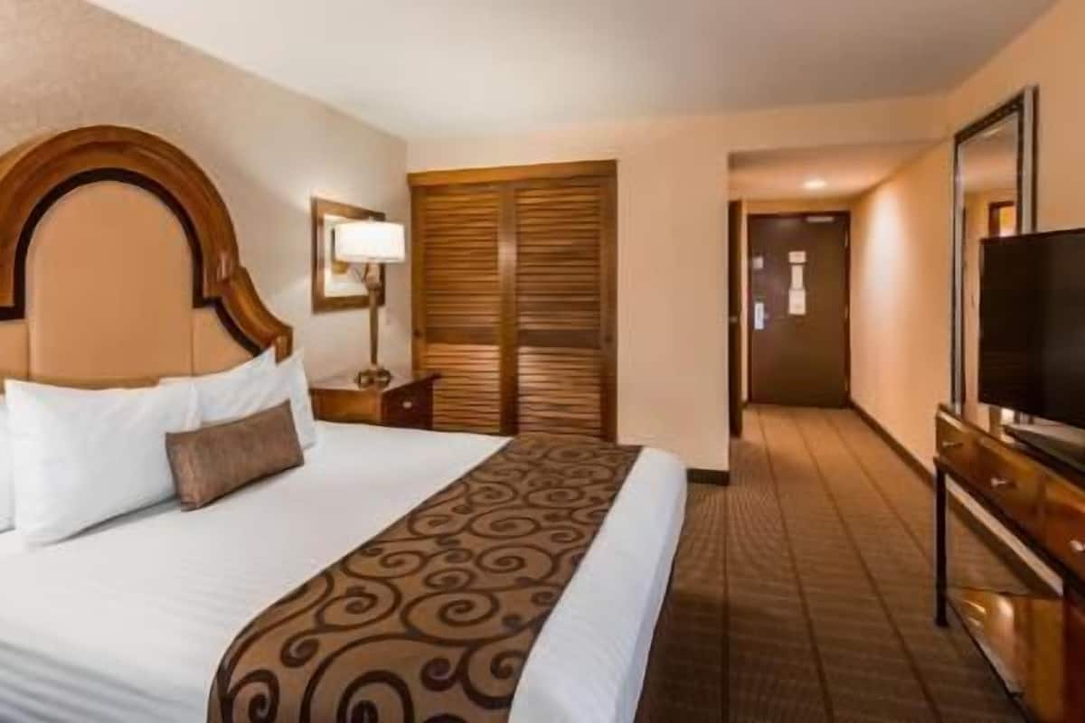 Premium bedding, pillowtop beds, in-room safe, desk