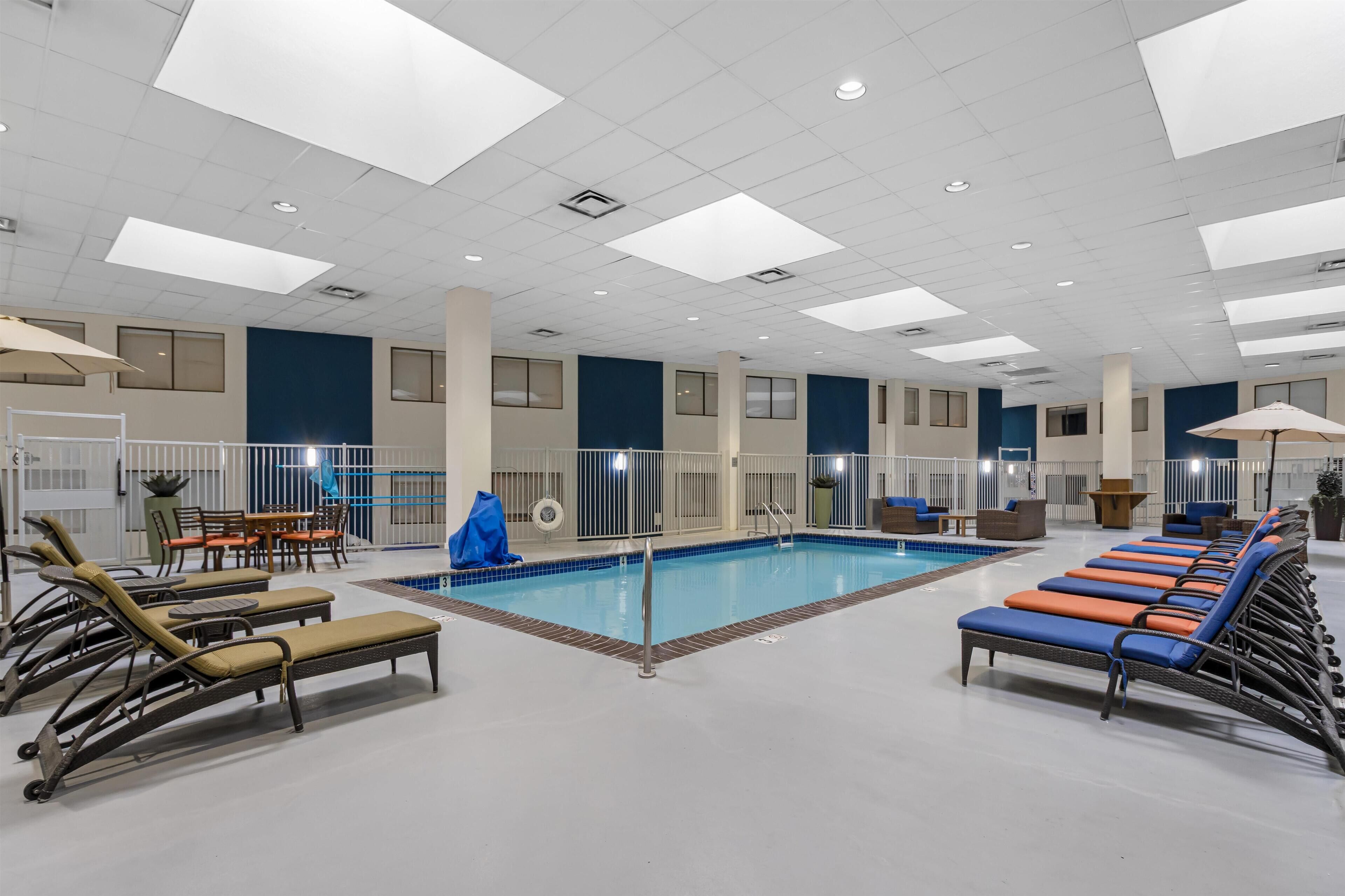 室内游泳池，季节性开放的室外游泳池，日光浴躺椅