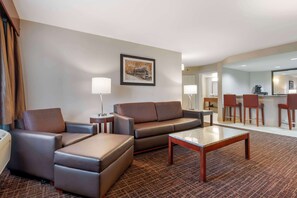 Suite, 2 queensize-senger, ikke-røyk, balkong | Sengetøy av topp kvalitet, senger med overmadrass og safe på rommet