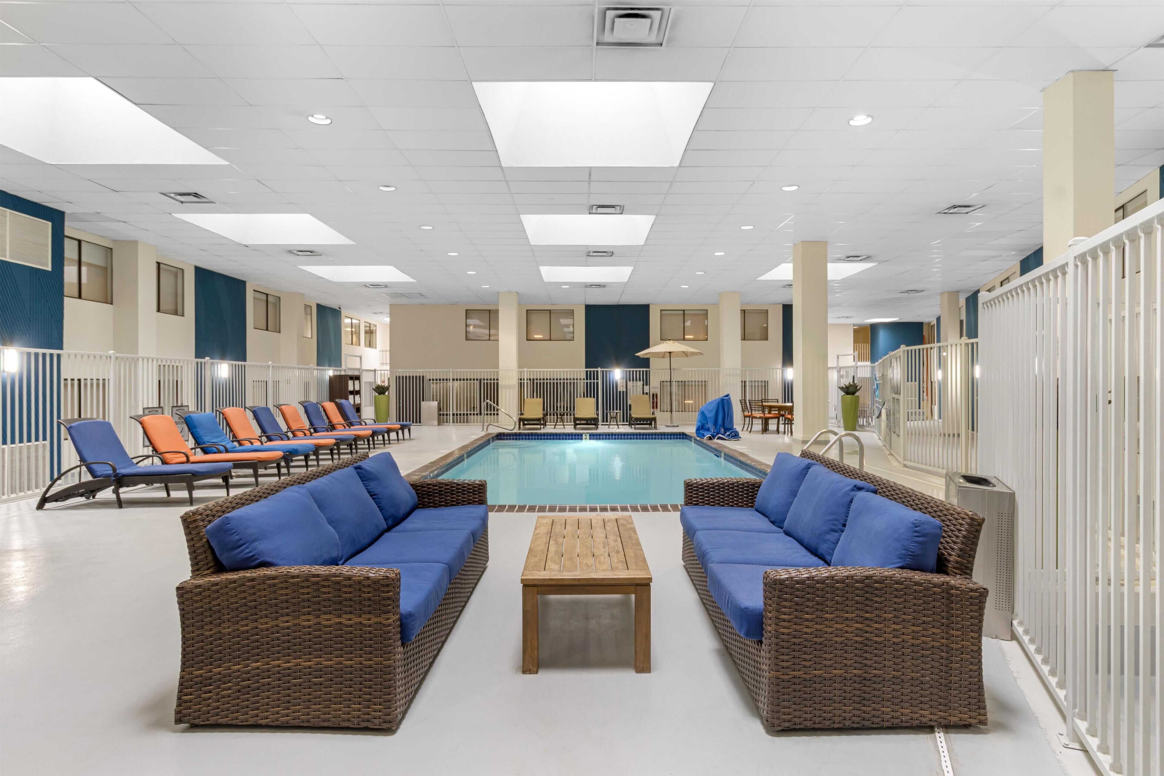 室內泳池、季節性室外泳池；躺椅