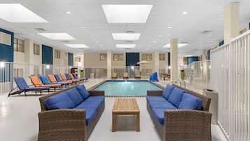 室內游泳池和季節性室外游泳池,提供日光浴躺椅