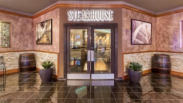 3 restaurants, breakfast, lunch, dinner served; seafood