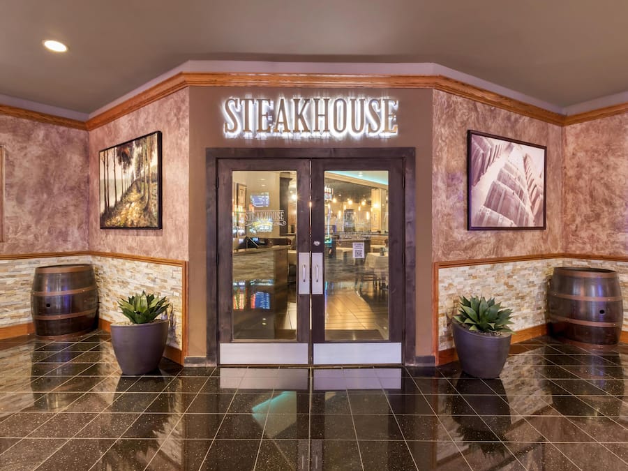 3 restaurants, breakfast, lunch, dinner served; seafood