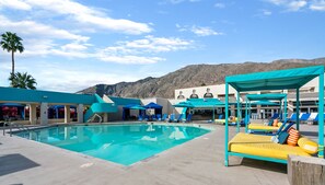 Piscine extérieure, tentes de plage, chaises longues