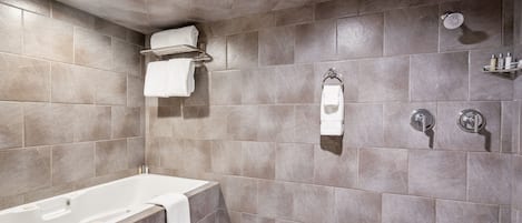 Un baño moderno con bañera, ducha y toallero.