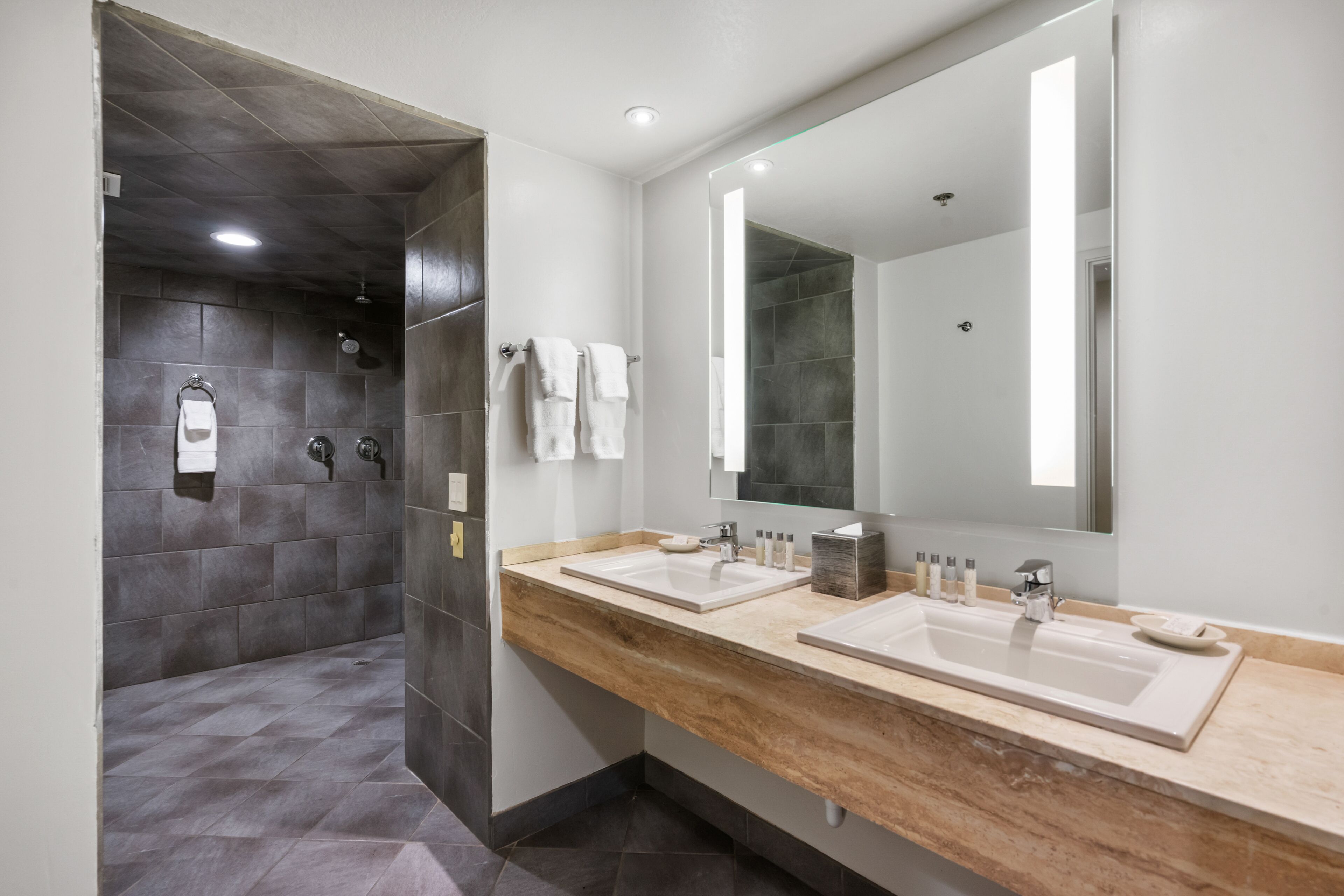 executive suite, 1 king bed | bathroom | combined shower/bathtub, hair dryer, towels