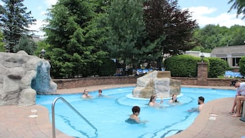 Una piscina techada, una piscina al aire libre de temporada, sombrillas