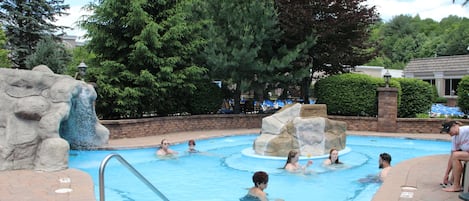 Piscine intérieure, piscine extérieure en saison, parasols