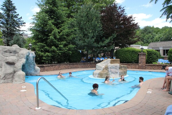 Una piscina cubierta, una piscina al aire libre de temporada, sombrillas