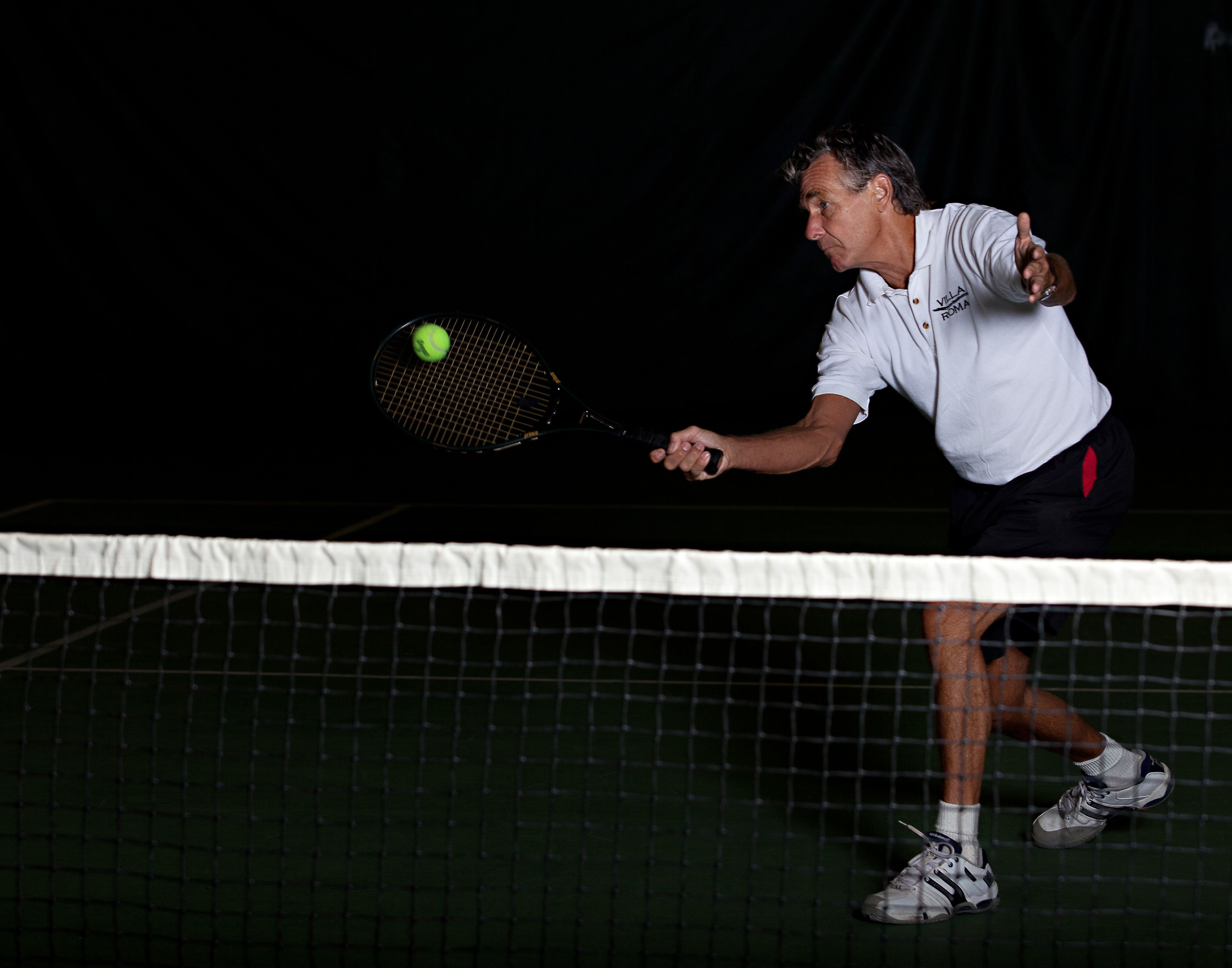 Un tennista in azione sul campo da gioco.