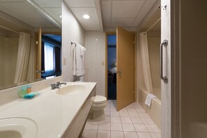Suite, 1 habitación | Baño | Regadera, secadora de cabello, toallas 