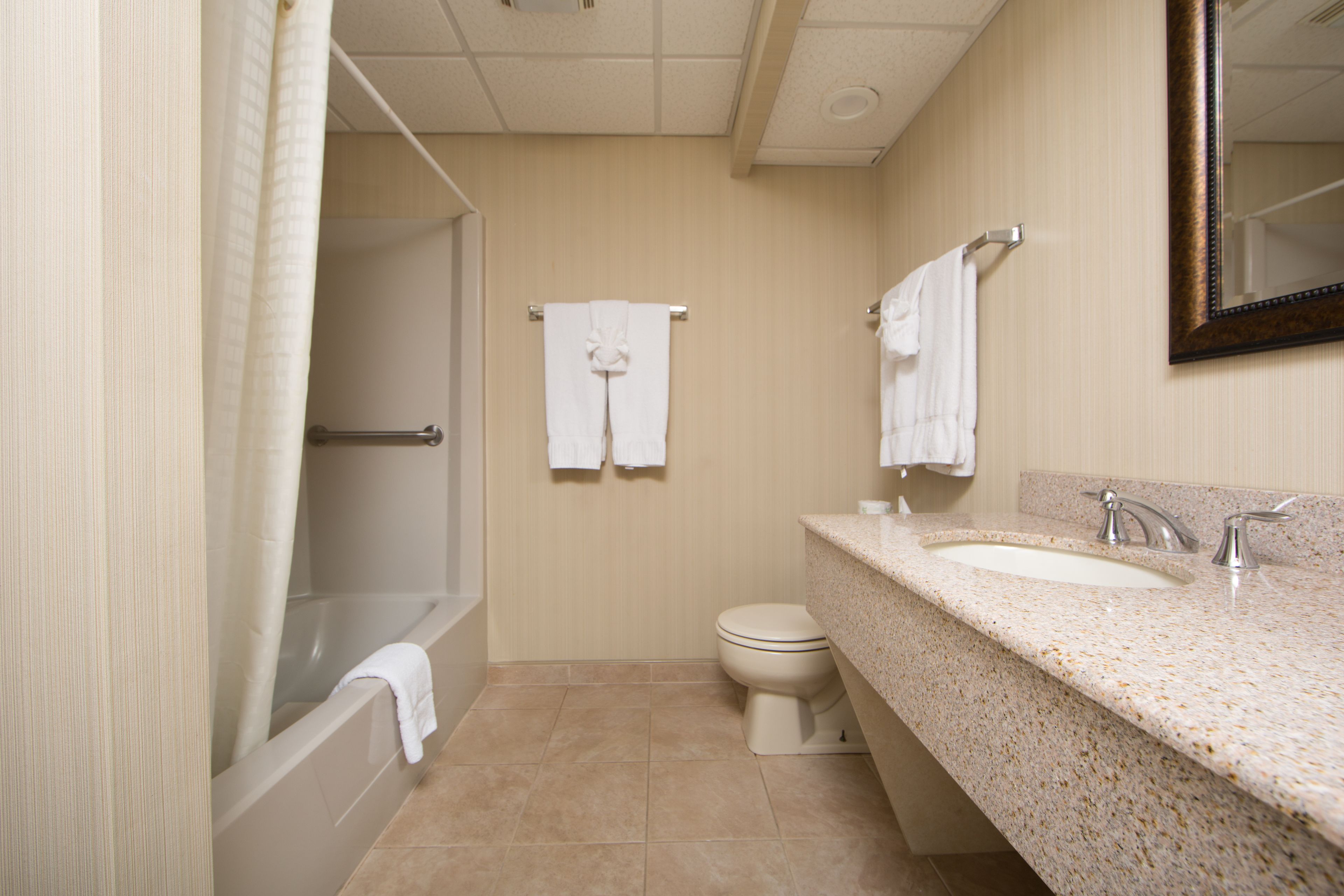 Un baño con bañera, inodoro y lavamanos.