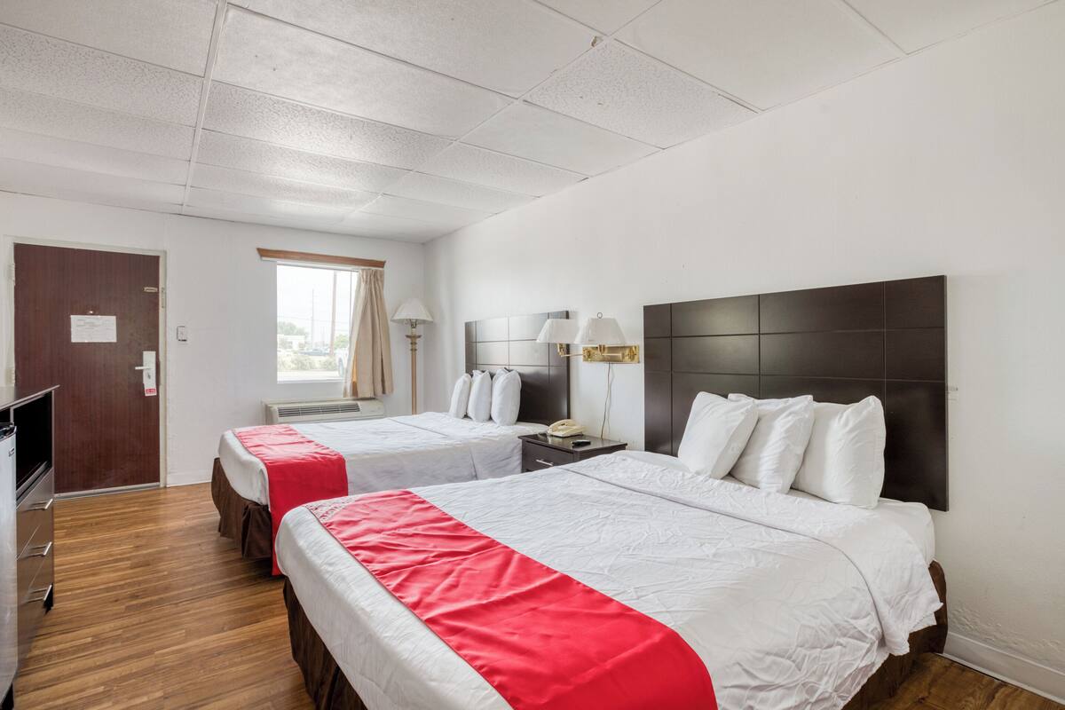 1 bedroom, in-room safe, iron/ironing board, WiFi (free)