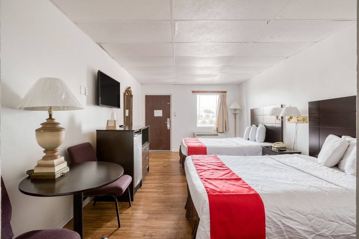1 bedroom, in-room safe, iron/ironing board, WiFi (free)