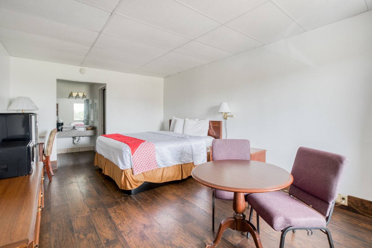 1 bedroom, in-room safe, iron/ironing board, WiFi (free)